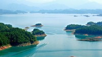 Kepulauan di Danau Qiandao (sumber: Amusing Planet)
