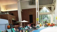 Bangku-bangku pantai juga tersedia di pinggir pantai indoor
