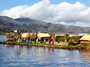 Keren! Ada Pulau Dibuat dari Alang-alang di Danau Titicaca