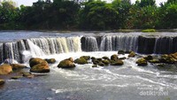 Curug Parigi terlihat dari atas tempat parkir kendaraan