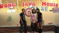 Bersama dua gadis yang juga dari Indonesia