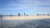 Belasan pengunjung yang sedang berfoto ria