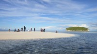 Perpduan pasir, laut, pulau, dan langit yang begitu apik