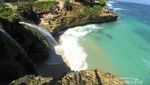 Keren! Pacitan Punya Pantai Dengan Air Terjun