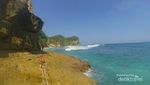 Keren! Pacitan Punya Pantai Dengan Air Terjun