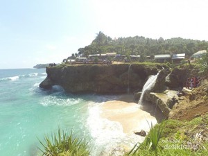 Keren! Pacitan Punya Pantai Dengan Air Terjun