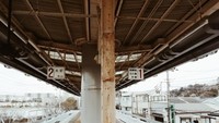 Peron tempat menunggu monorail tiba