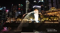KEINDAHAN MERLION DI MALAM HARI. MERLION YANG INI TERLETAK DI MERLION PARK