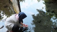 yang mandi dan meminumnya bisa awet muda
