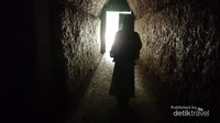 Menuju pintu keluar Gua Belanda