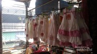 Aneka pakaian anak-anak bermotif gajah.