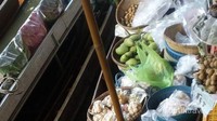 Kelengkeng, dan mangga yang dijajakan di perahu