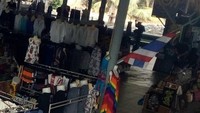 Pakaian dewasa di kios yang tak jauh dari area parkir.