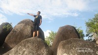 Berfoto di atas batu granit