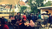 Wow! ramainya antrian pembei di Warung Mie Setan