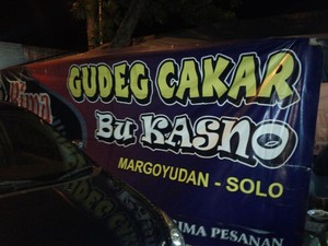 Kesetanan Gudeg Ceker di Warung Bu Kasno, Solo