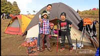 Pose gagah di depan tenda