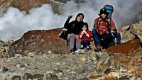 Si adik kecil saat beristirahat di kawah Papandayan