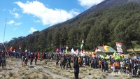 Ramai penuh antusias dalam persiapan upacara di Kalimati