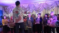 Staff KBRI dan PPI Denmark memainkan Angklung bersama