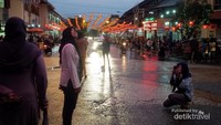 Masyarakat memanfaatkannya untuk berfoto