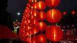 Ketika Pasar Gede Meriah dengan Lampion Merah