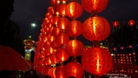Lampion terpasang seperti tirai