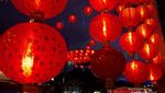 Ketika Pasar Gede Meriah dengan Lampion Merah