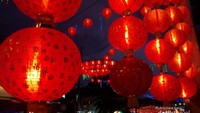 Banyaknya lampion menghiasi jalan