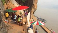 Suasana di pintu masuk gua. Lower cave ke sebelah kanan dan upper cave ke sebelah kiri.