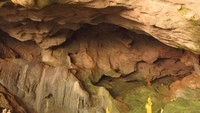 Patung-patung Budha tersebar di setiap sudut gua.