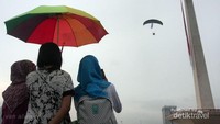 Warga yang antusias menyaksikan atraksi paralayang