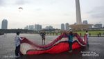Ketika Sang Merah Putih Raksasa Berkibar di Monas