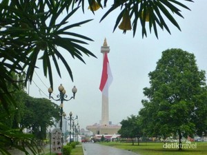 Ketika Sang Merah Putih Raksasa Berkibar di Monas