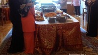 Menyantap hidangan lebaran