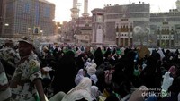 Menunggu berbuka puasa di pelataran Masjidil Haram