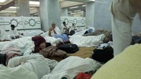 Jamaah Itikaf Masjidil Haram istirahat