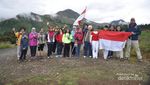 Kibar Bendera Merah Putih di Puncak Gunung Alaska, AS