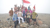 Merah putih berkibar di puncak Gunung Flattop