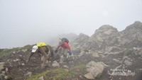 Jalur pendakian menuju puncak Gunung Flattop