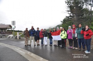 Kibar Bendera Merah Putih di Puncak Gunung Alaska, AS
