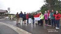 Kumpul di area parkir Gunung Flattop