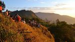 Kibar Merah Putih di Puncak Sikunir, Dieng