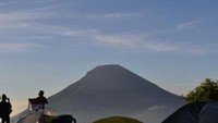 Camping Ground (G. Sumbing di belakang)