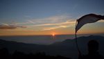 Kibar Merah Putih di Puncak Sikunir, Dieng