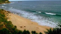 Pantai Kijingan tampak dari atas bukit.jpg