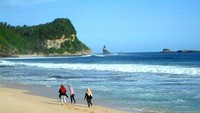 Pantai Kijingan yang nampak berpasir putih bersih.jpg
