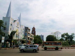 Kilau Pagoda Emas di Yangon, Myanmar
