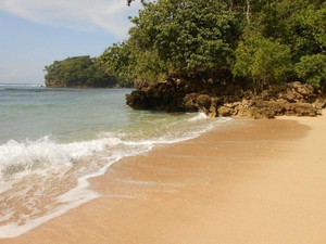 Kisah Burung Merak & Mandi Tanpa Busana di Pantai Kondang Merak
