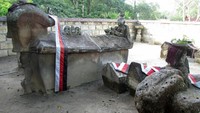 Di makamnya terukir kisah cinta setia dari Raja Sidabutar kedua